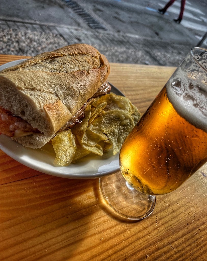 Cafeteria Cibeles — Comida y bebida
