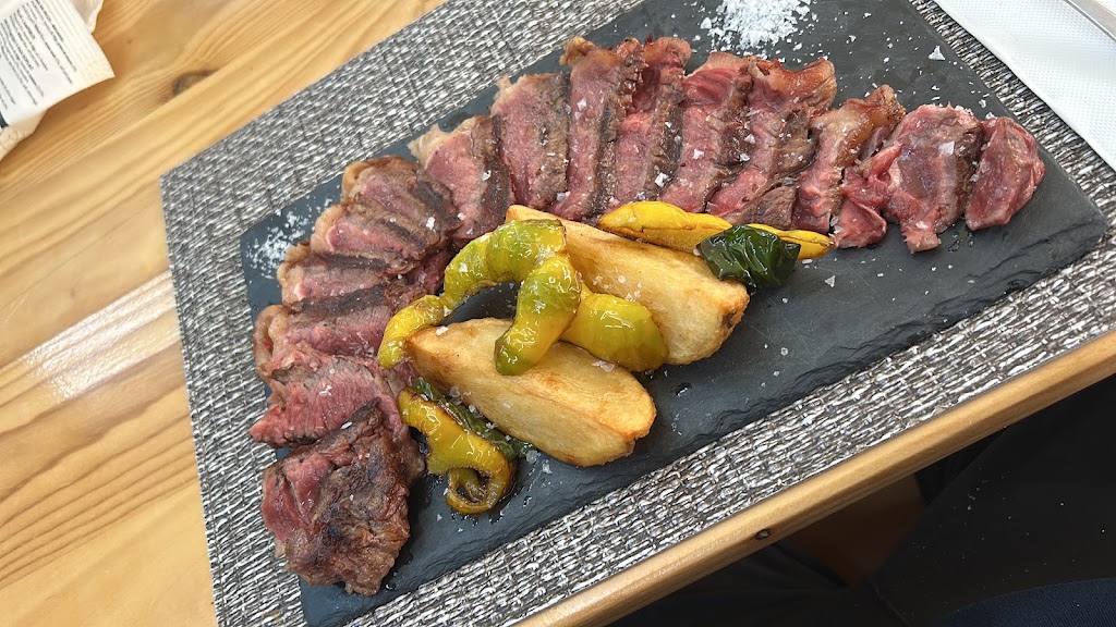 Restaurante & Hostal El Emigrante — Comida y bebida