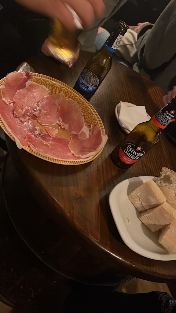 Taberna Do Camis (Km 0) — Comida y bebida