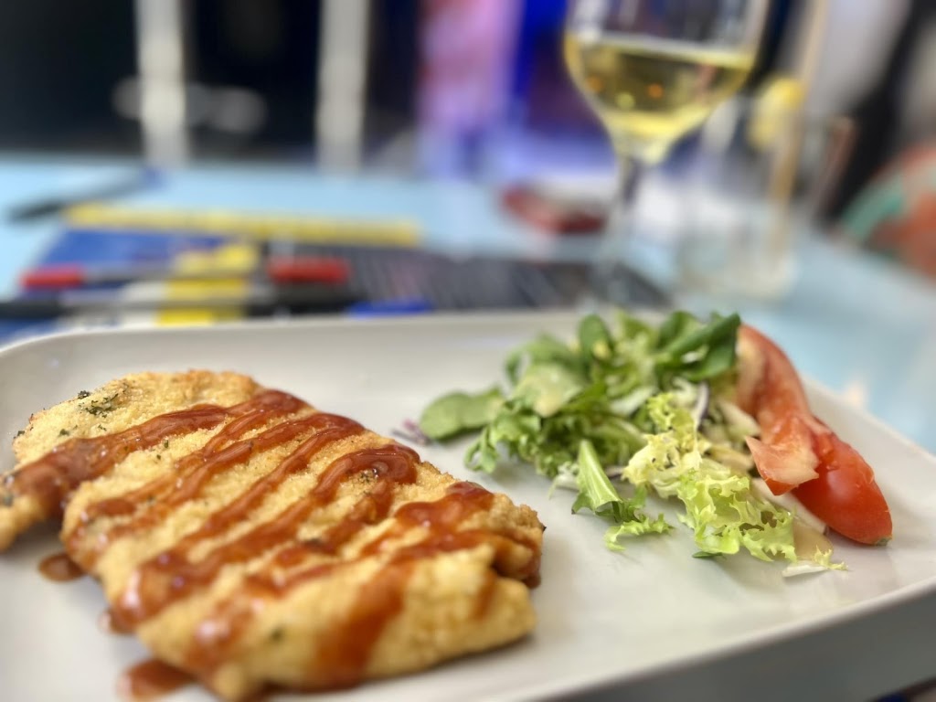 Billie's Piano Bar and Speakeasy — Comida y bebida