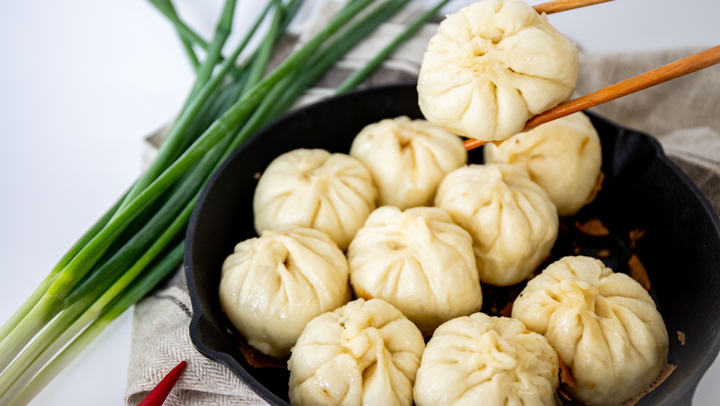 吾45早午食堂.雙十連假有營業。獨家剝皮辣椒生煎包.酥皮蛋餅.獨家異國鍋燒麵.芋泥肉鬆蛋餅.非喝不可鮮奶茶.吾雙紅茶.冰花煎餃， 的照片