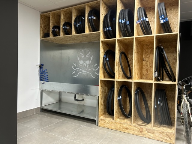 Rock Bike Taller — Interior