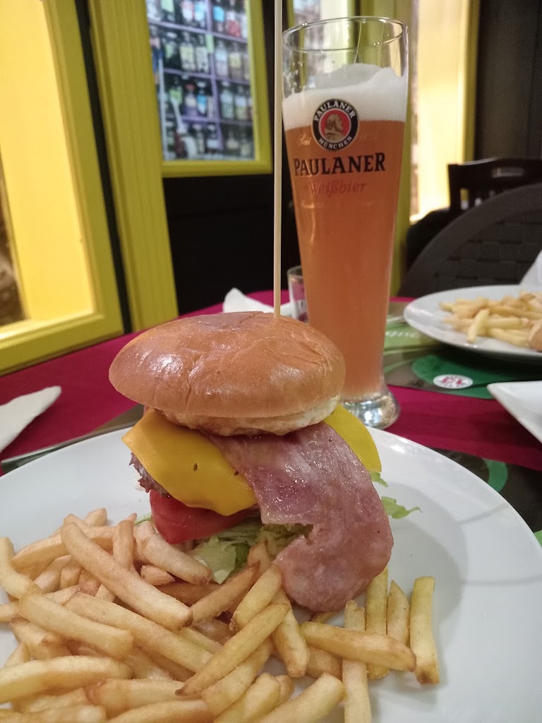 Vila-Beer Irish Pub — Comida y bebida