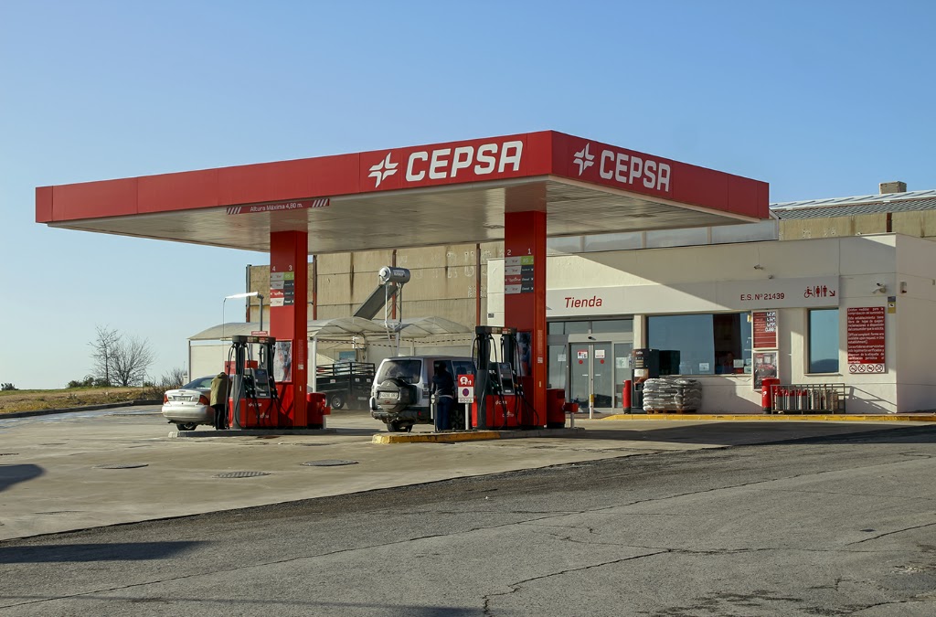 Estacion de servicio Cepsa — Surtidor de combustible