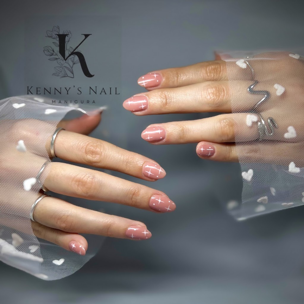Kenny's Nail manicura