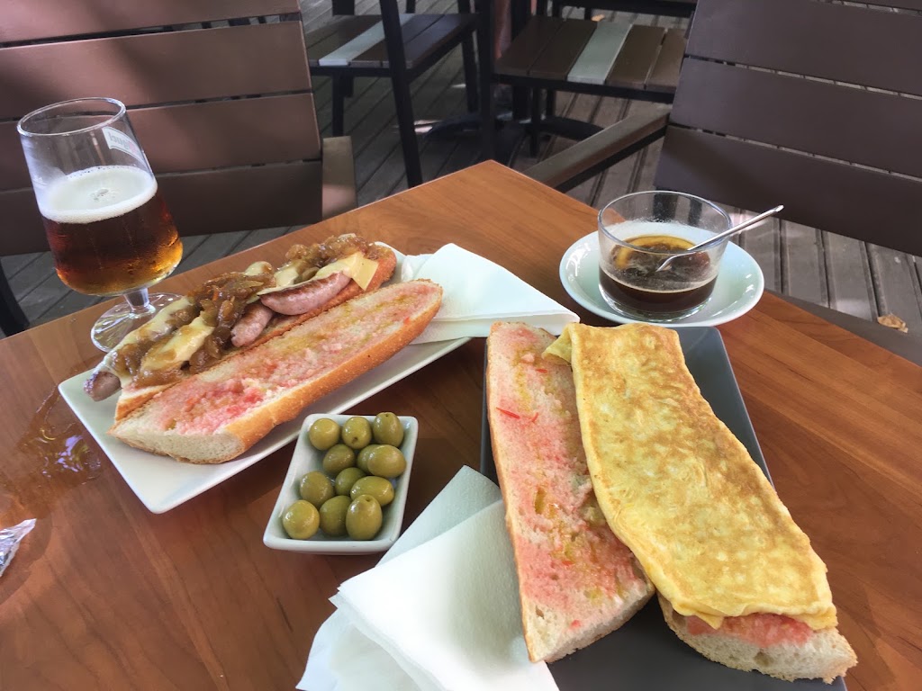 Cafe Bar Trece — Comida y bebida