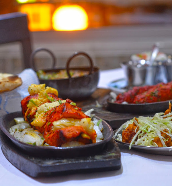 Noor Mahal Indian Restaurant — Comida y bebida