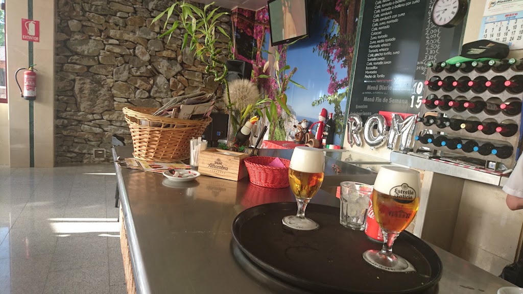 Restaurante Karaoke Bar Leona — Comida y bebida