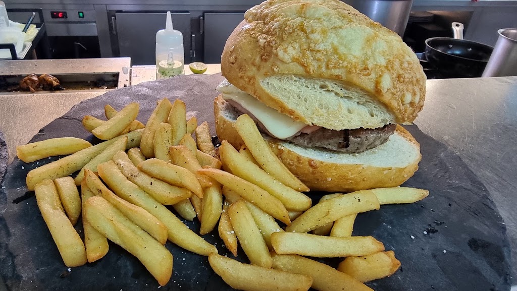 KM8 Cafeteria Restaurante — Comida y bebida