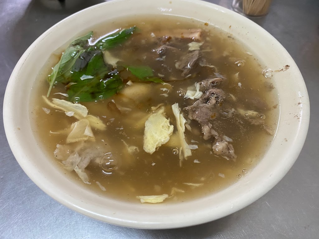 蚵仔煎 羊肉 魷魚 花枝 肉羹 湯麵 的照片