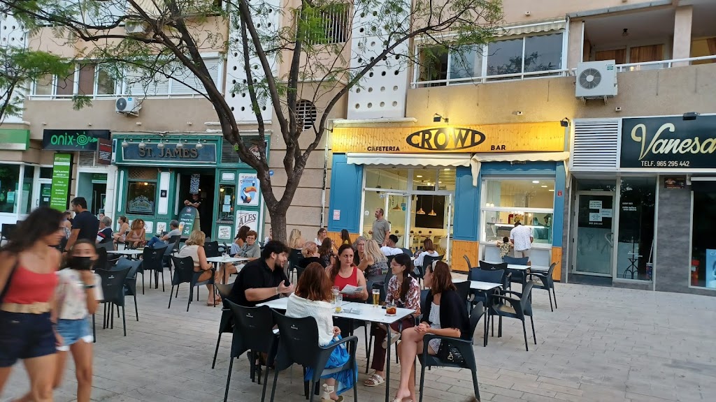 Crowd cafeteria & bar