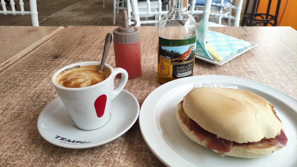 Bar Camino del Rocio — Comida y bebida