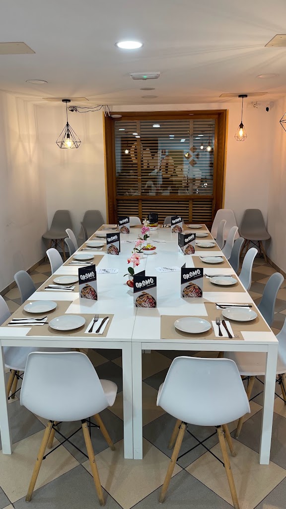 Oromo Cafe y Poke — Ambiente