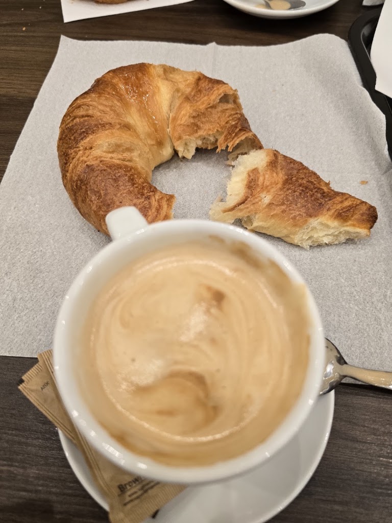Delicious Bakery & Coffee — Comida y bebida