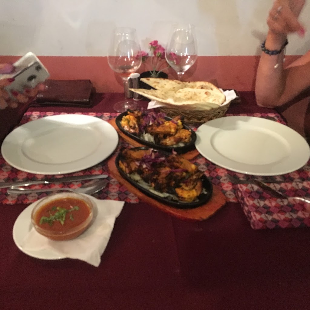 Everest Indian Restaurante — Comida y bebida