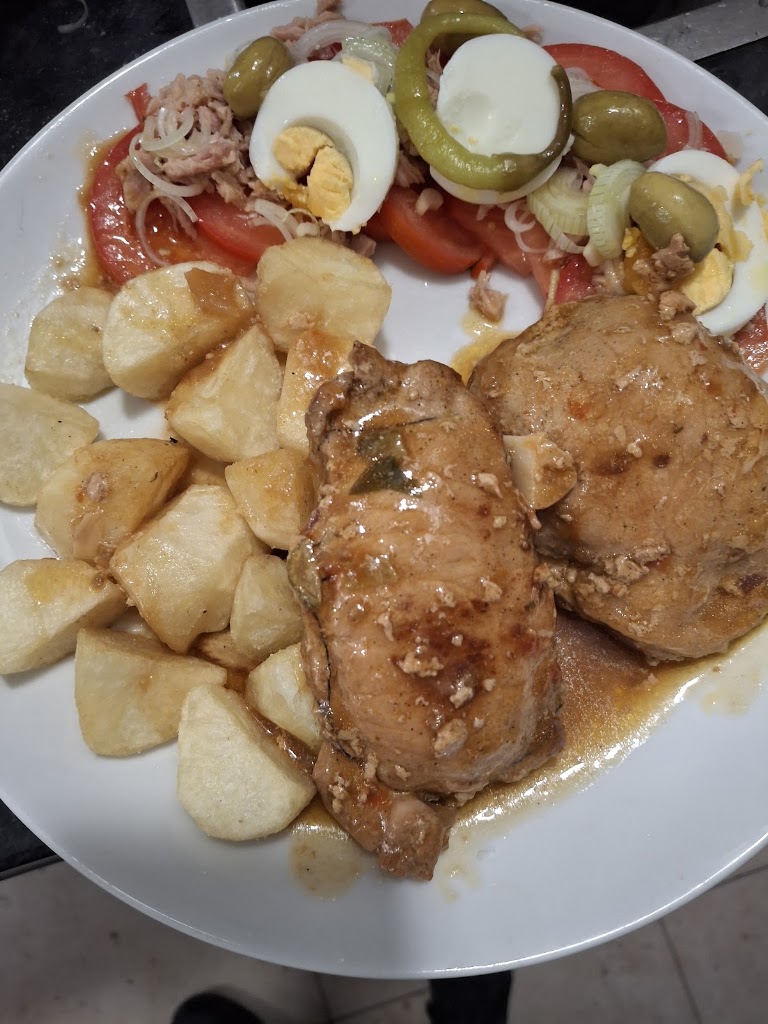 BAR CAFETERIA 55 — Comida y bebida