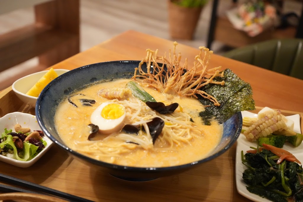 輕輕的 Softly 蔬食簡餐咖啡廳《推薦素食餐廳》鹿港特色蔬食餐廳｜聚會下午茶｜手作甜點｜網美餐廳｜文青咖啡廳 的照片