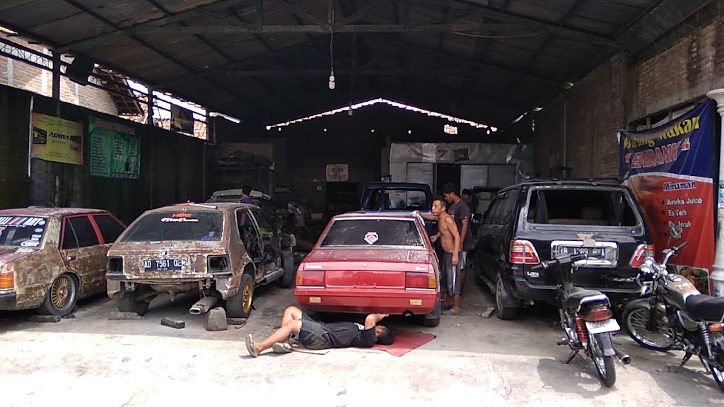 Bengkel mobil Usodo. Retro