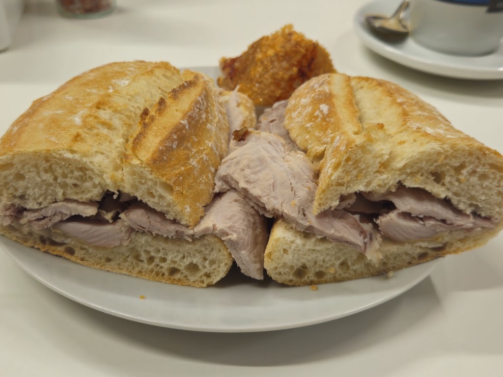 La Giraldilla Cafe — Comida y bebida