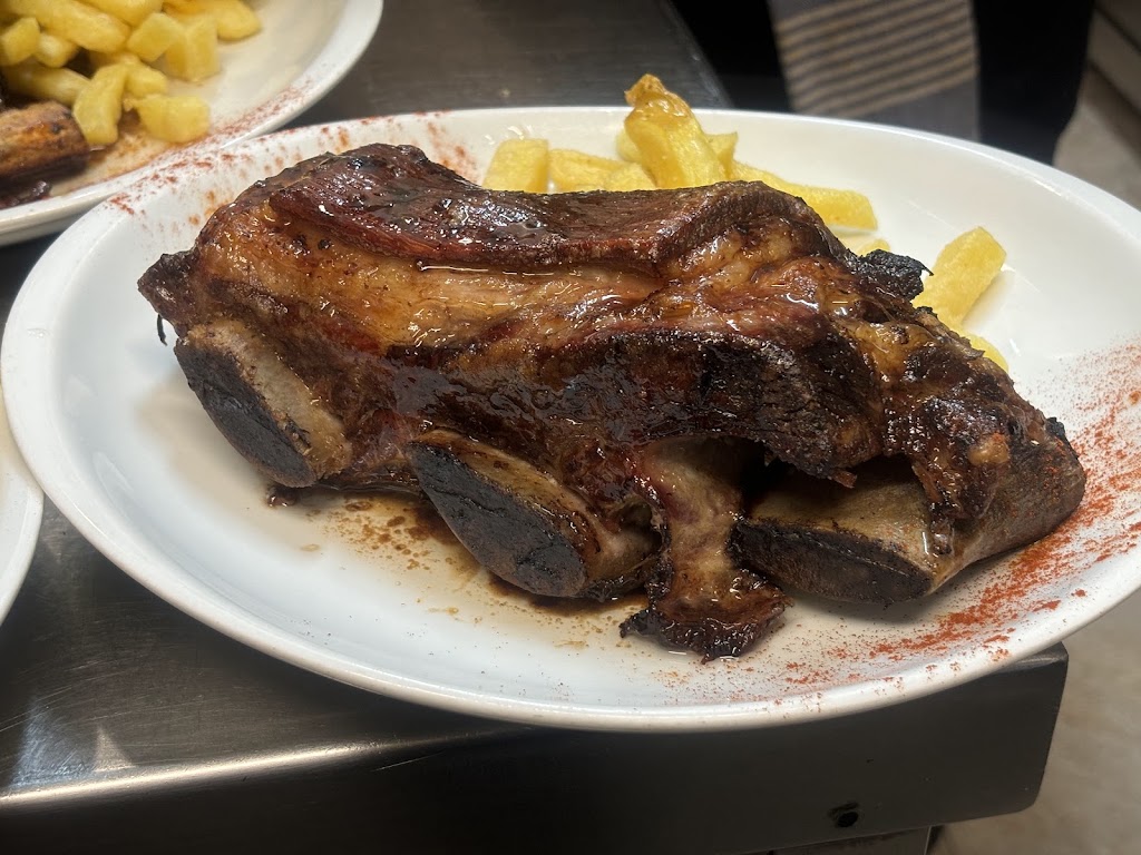 Ca l'Adan Restaurant — Comida y bebida