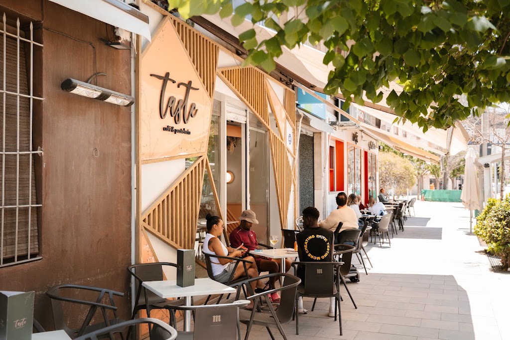 Taste Cafeteria & Pasteleria — Ambiente