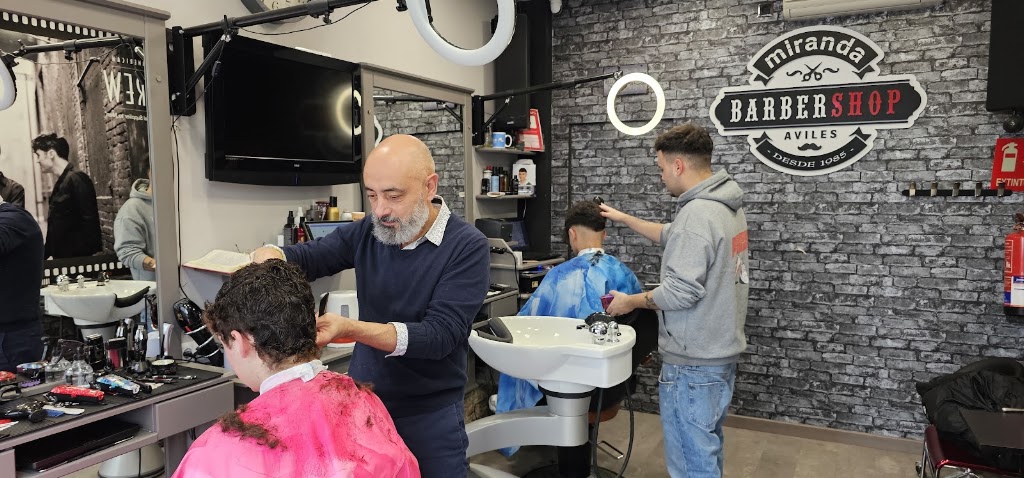 Peluqueria Miranda Aviles Barber Shop — Del propietario