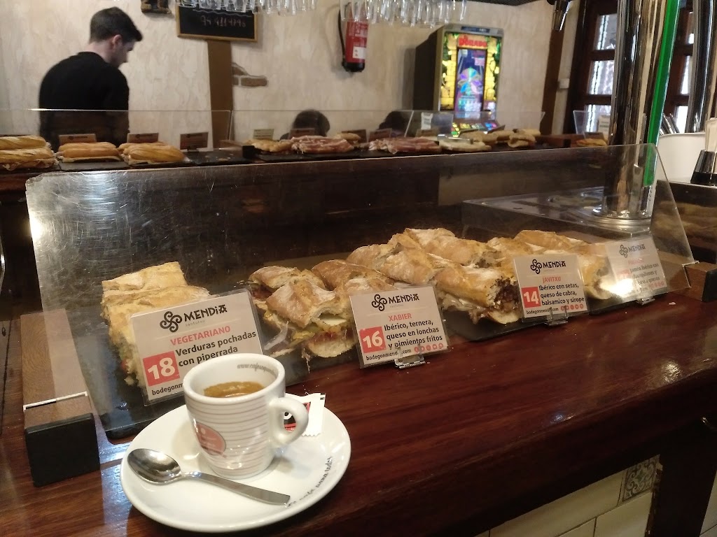 Bodegon Mendia — Comida y bebida