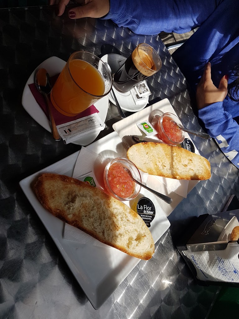Cafeteria Cervantes . — Comida y bebida