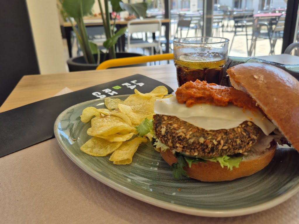 La Fabrica, el bar de la Textil — Comida y bebida