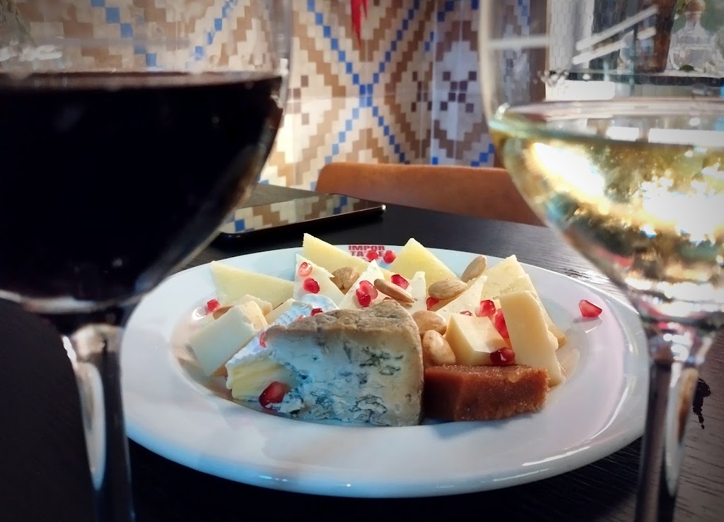 IMPORTANTE BODEGA BAR — Comida y bebida