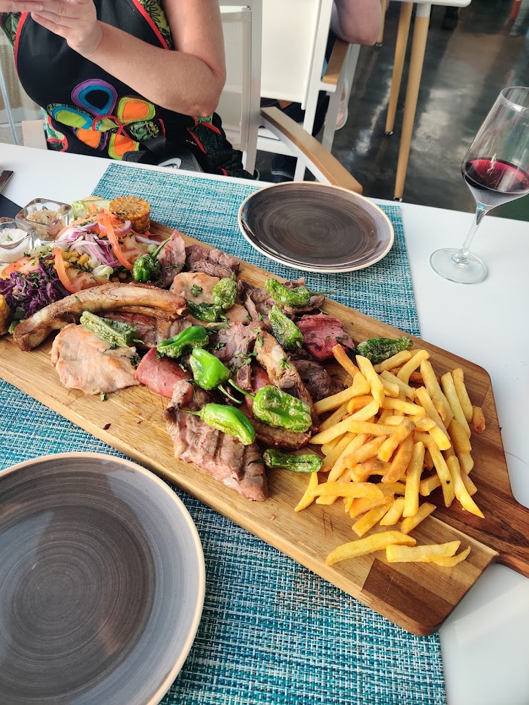 90 Millas wine tasting house — Comida y bebida