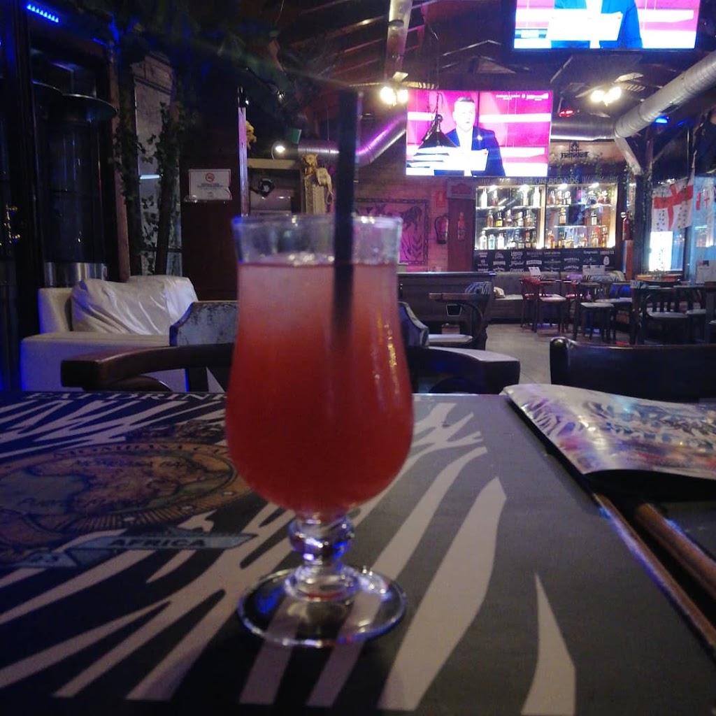 Mombasa Sports & Party Bar — Comida y bebida