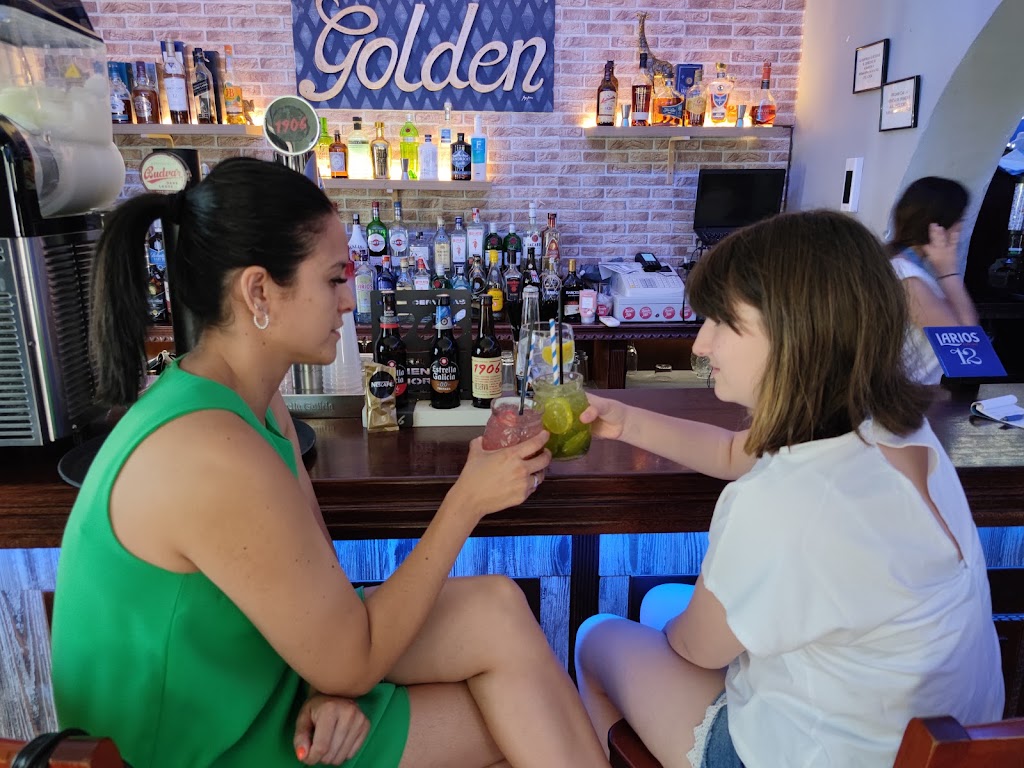 Golden Cafe Pub — Ambiente