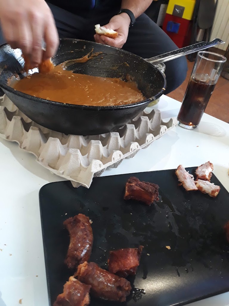 Cerveceria Los Almendros — Comida y bebida
