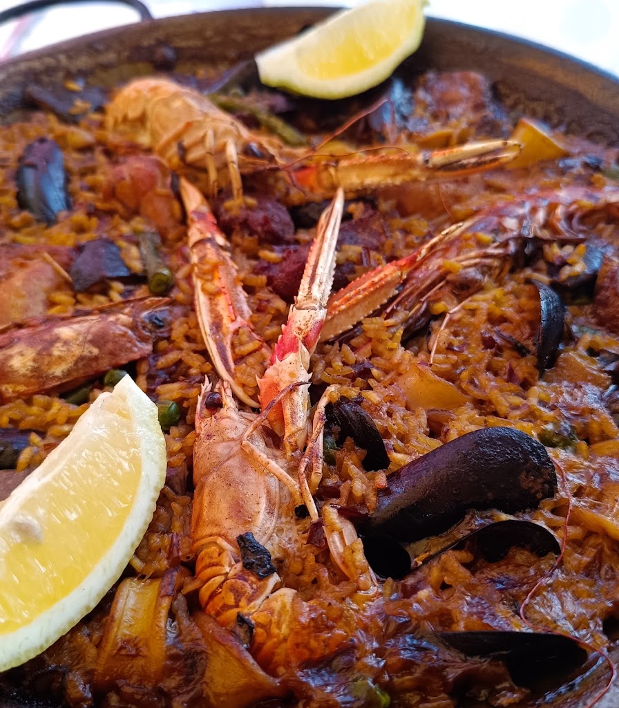 Cambados Mataro — Comida y bebida