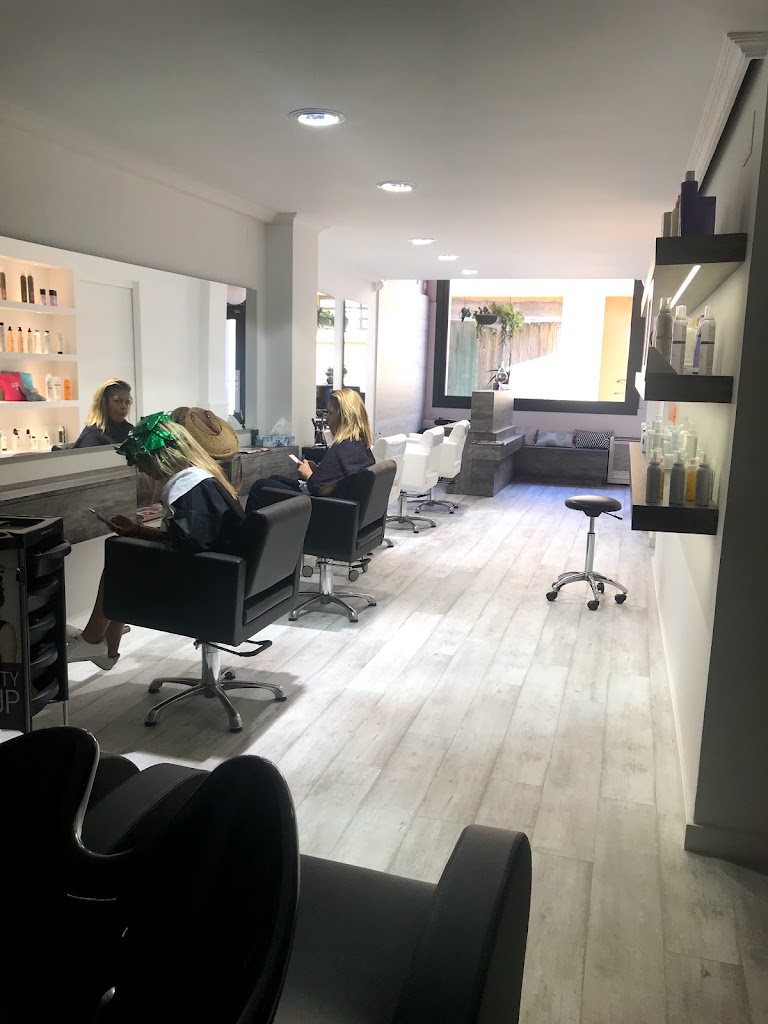 Ester Color Hair - Peluqueria en Figueres - Balayages & Mechas y #1 en Goa Organics — Interior