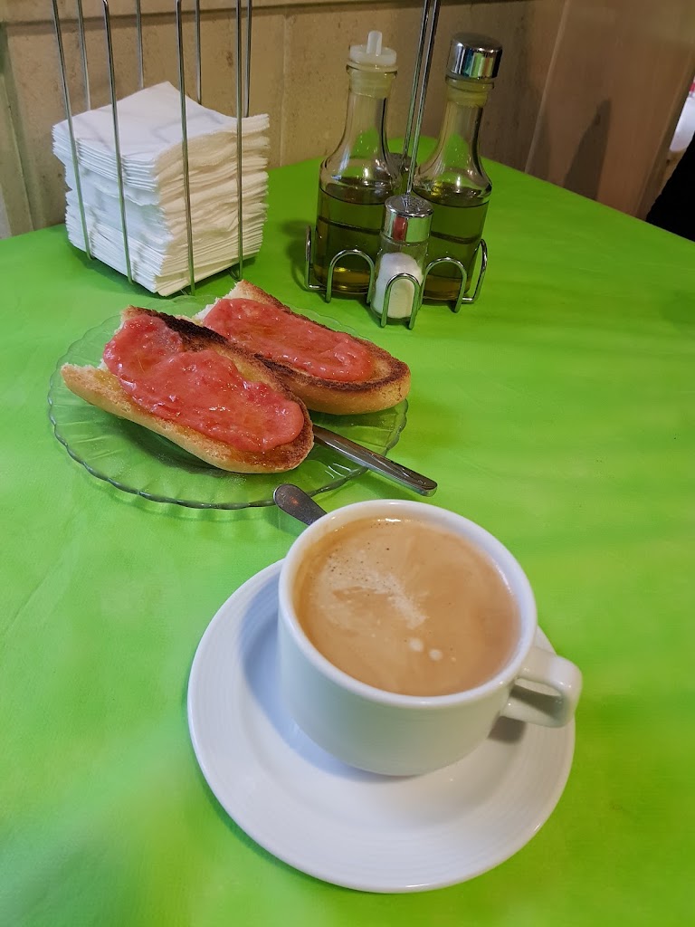 Hotel Dora — Comida y bebida
