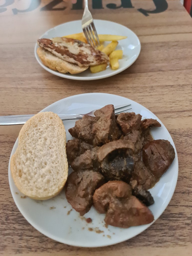 Cafe Bar Los Olivares — Comida y bebida