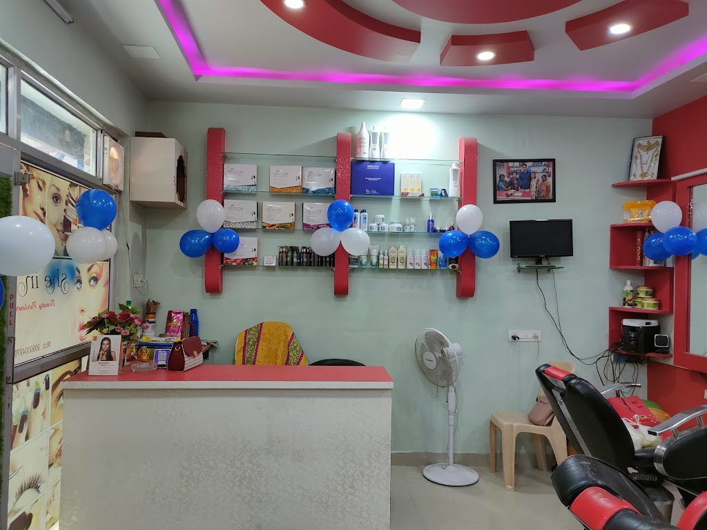 She In Beauty Parlour