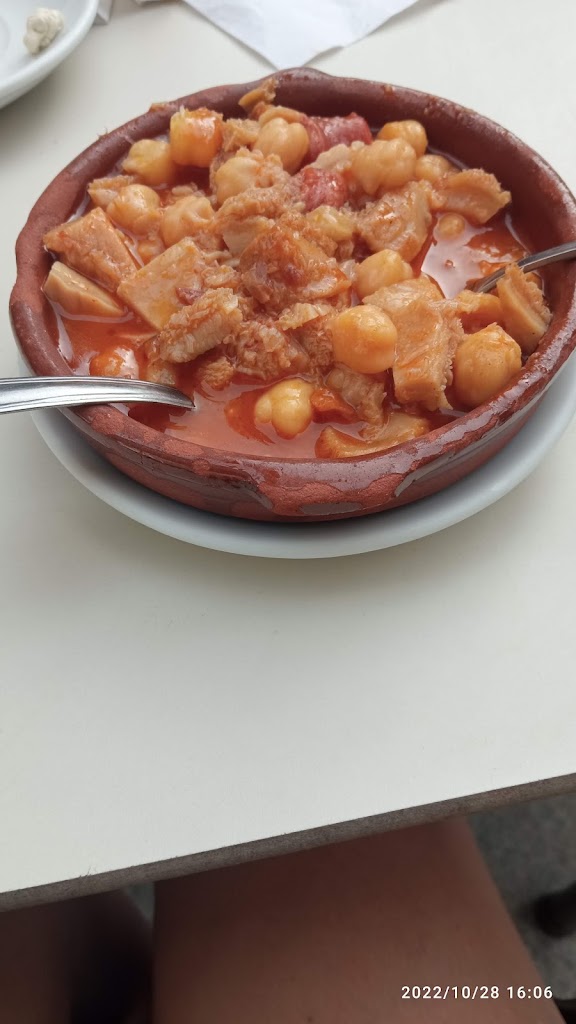 Bar 6 Cubas — Comida y bebida