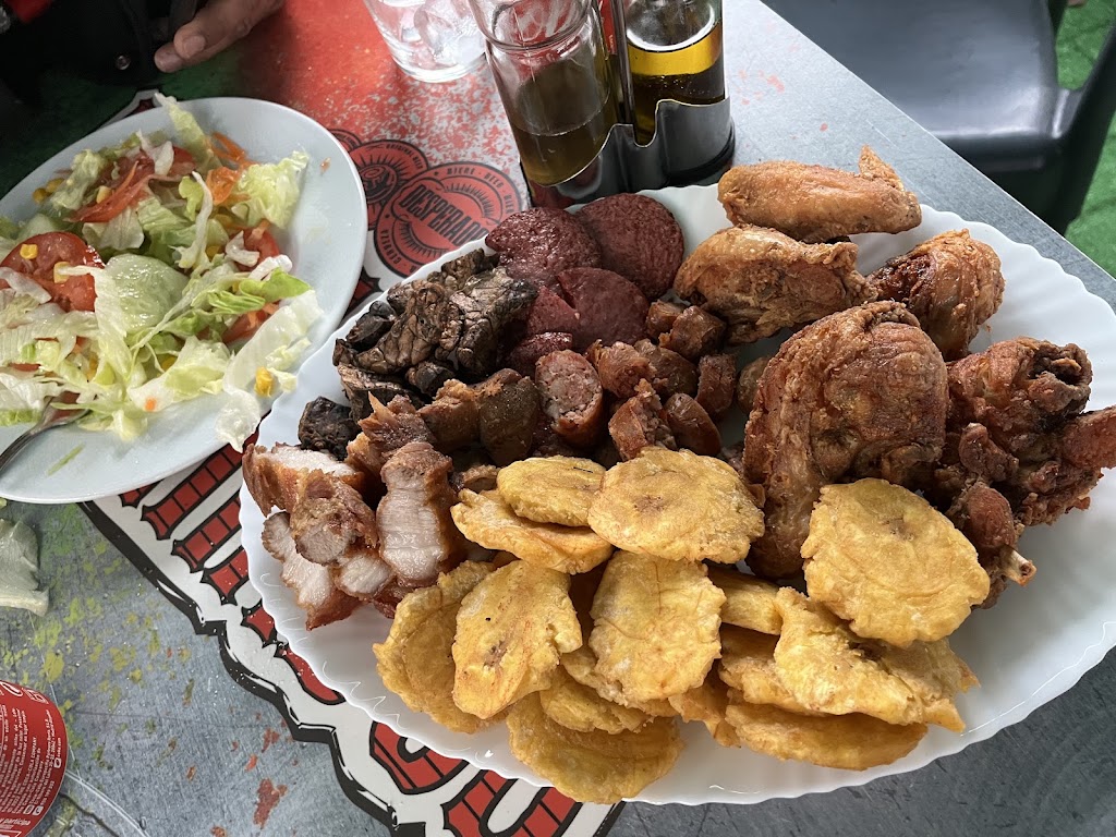 Bar Chena Cerveceria — Comida y bebida