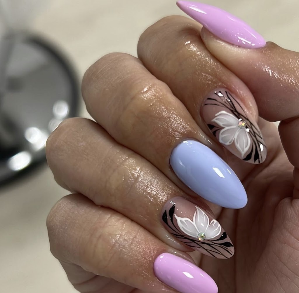 Paola Lorente - Salon especializado en pestanas, cejas y unas — Manicura