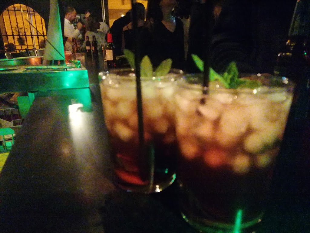 Sultana Lounge Bar — Comida y bebida