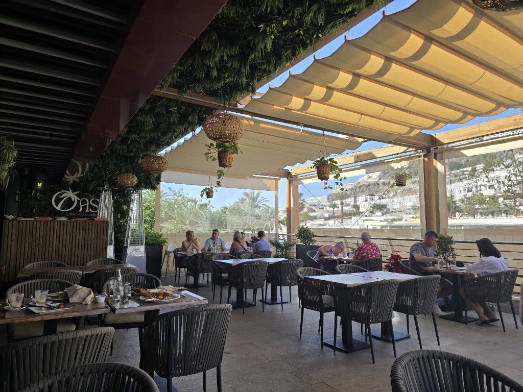 Oasis Restaurant & Cocktails — Ambiente