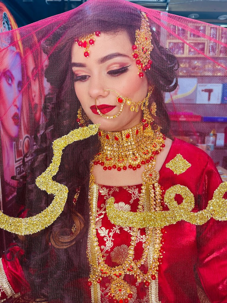 Paris Professional Saloon Best Makeup Saloon In Moradabad