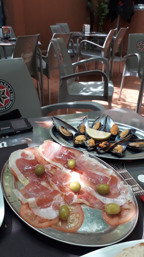 Bar Plaza Cafe — Comida y bebida