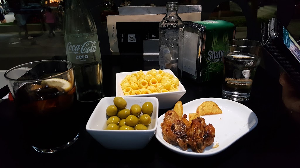 Cafeteria GOLFOX — Comida y bebida