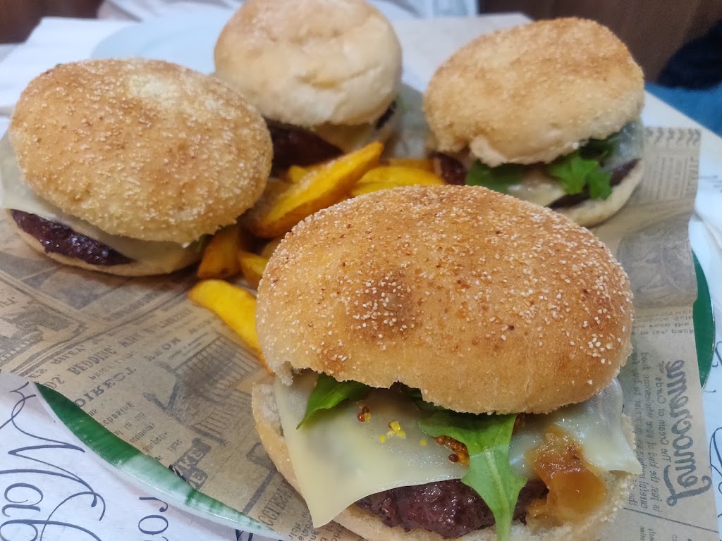 MOURA Cafe Bar — Comida y bebida