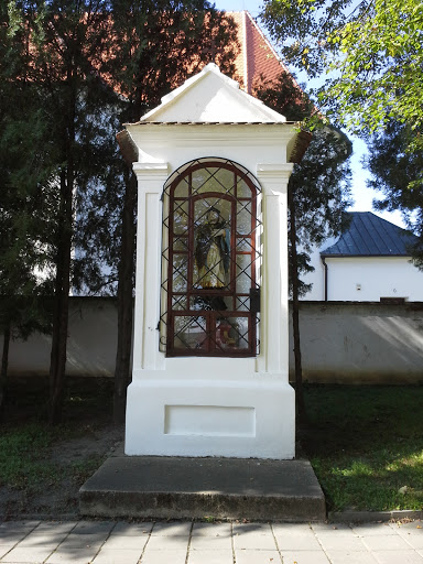 Pomník u kostela