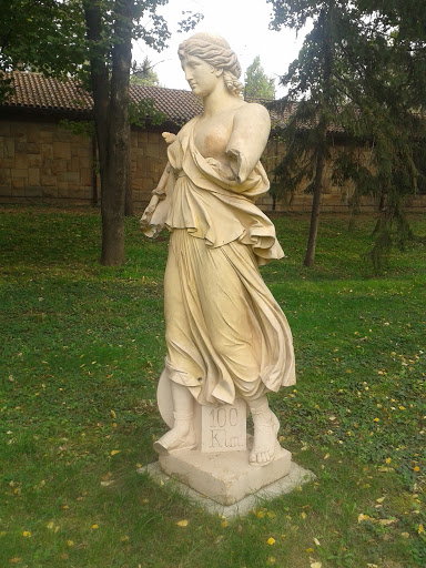 100 Klm Statue